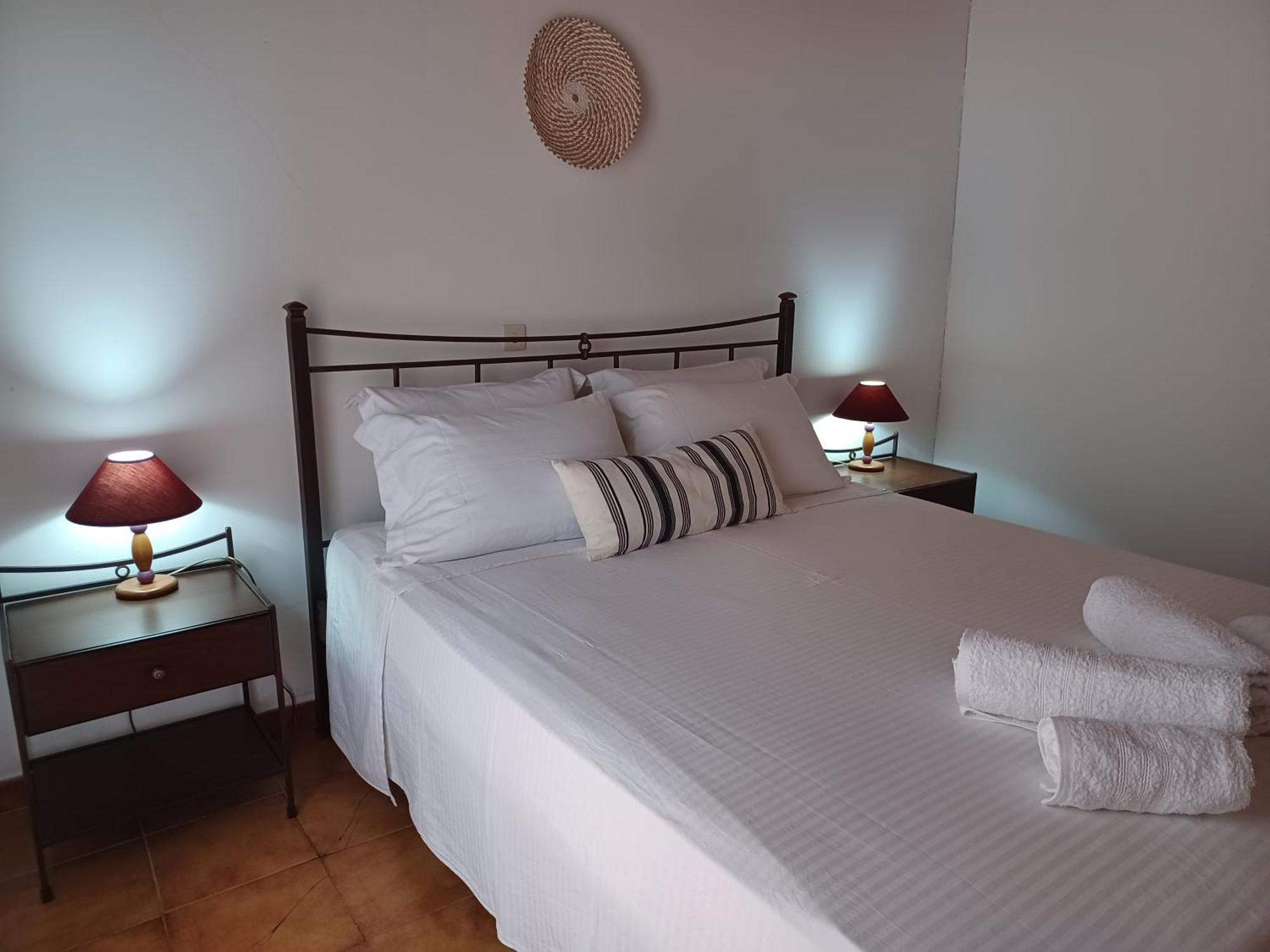 Nerissa Bungalow 2, Two Bedroom House With Sea View スパルティア エクステリア 写真