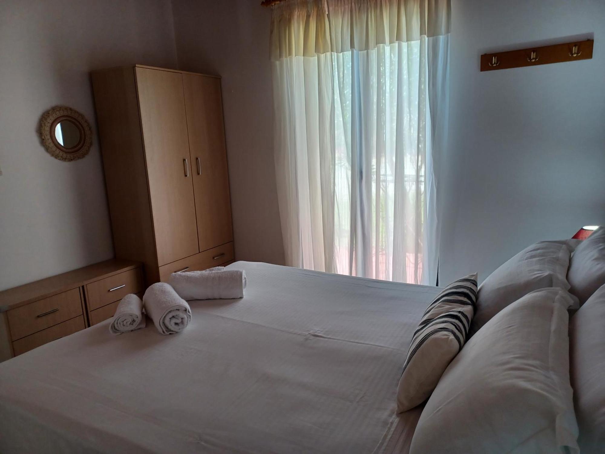 Nerissa Bungalow 2, Two Bedroom House With Sea View スパルティア エクステリア 写真