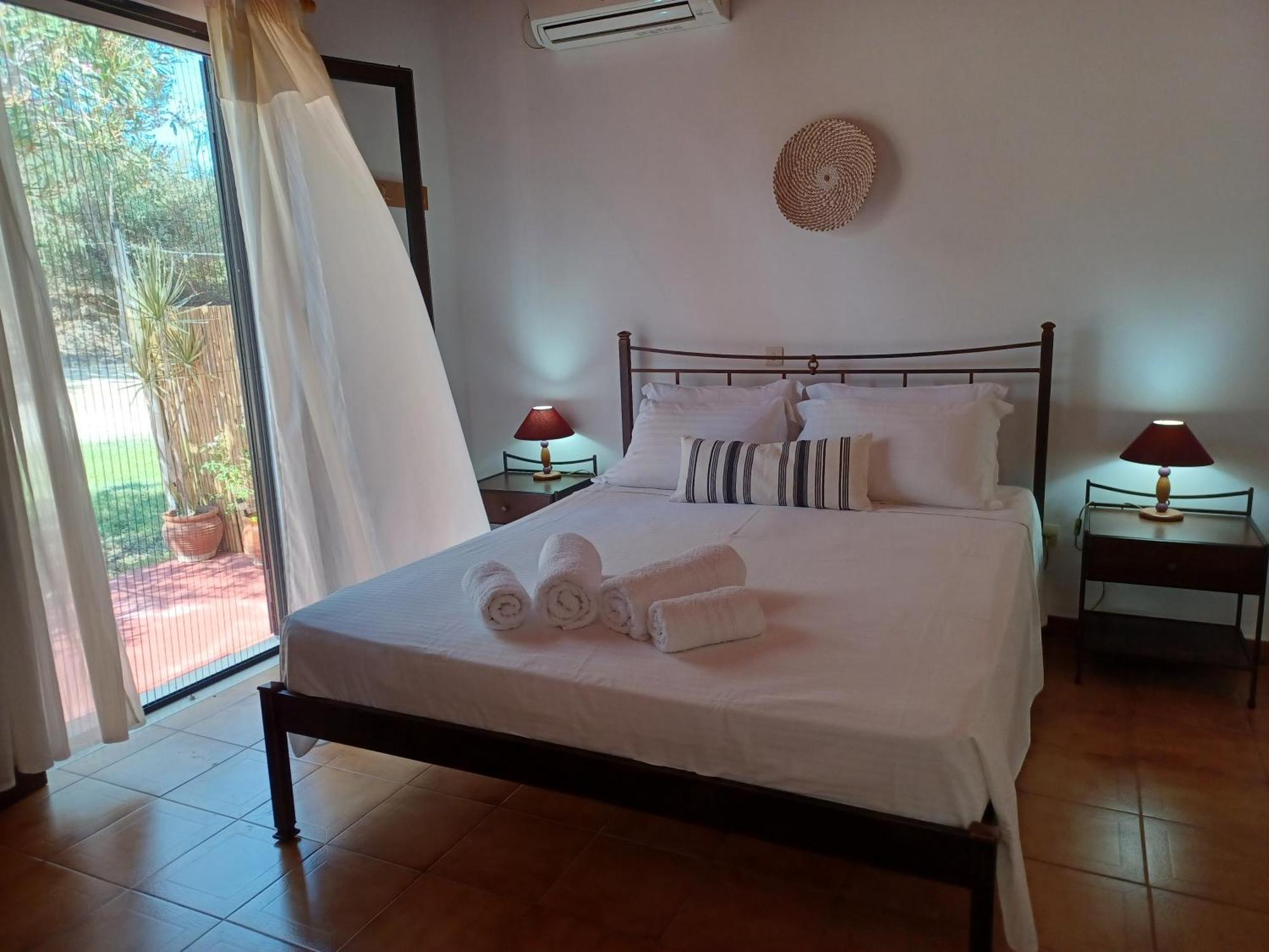 Nerissa Bungalow 2, Two Bedroom House With Sea View スパルティア エクステリア 写真