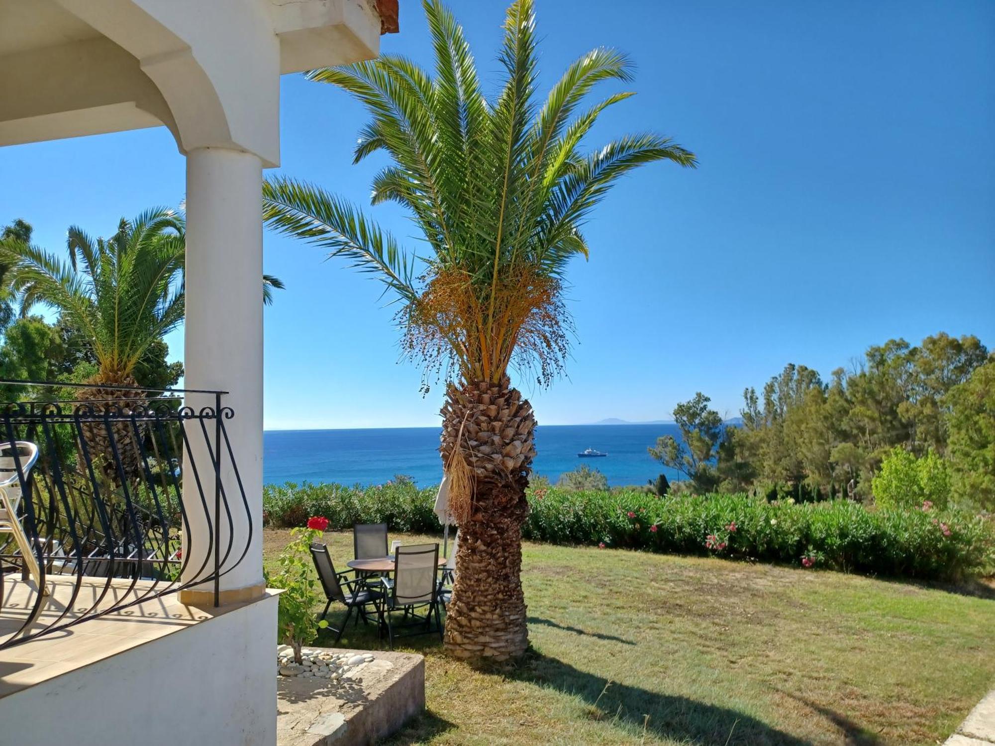 Nerissa Bungalow 2, Two Bedroom House With Sea View スパルティア エクステリア 写真
