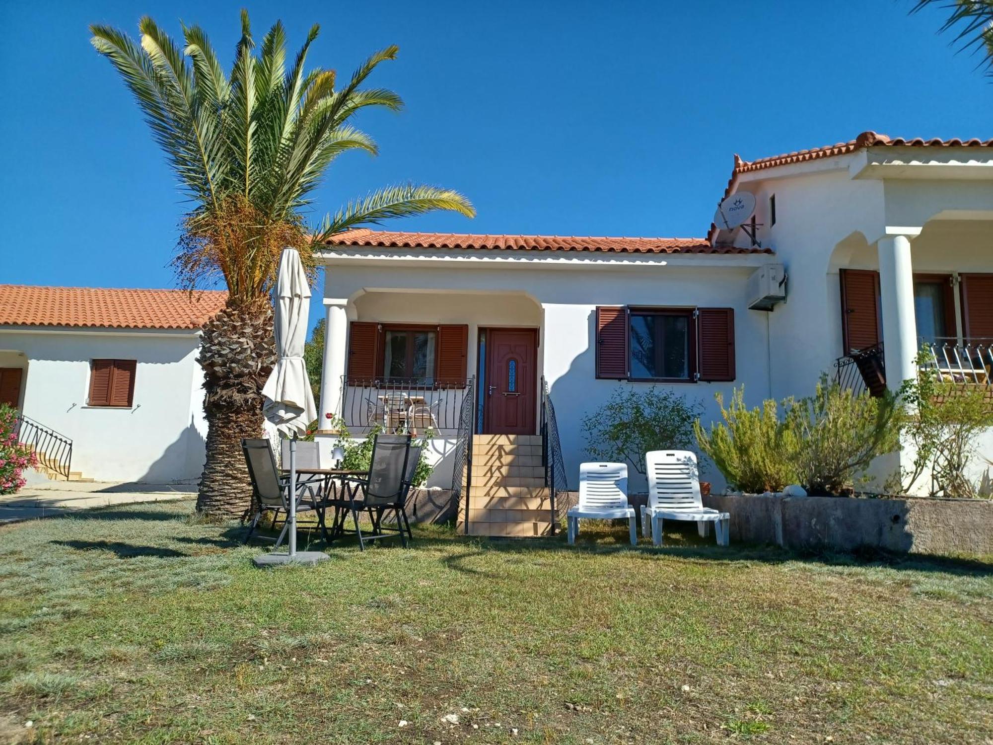 Nerissa Bungalow 2, Two Bedroom House With Sea View スパルティア エクステリア 写真